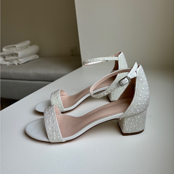 Elegant White Block Heel Sandals - Picture 1 of 4